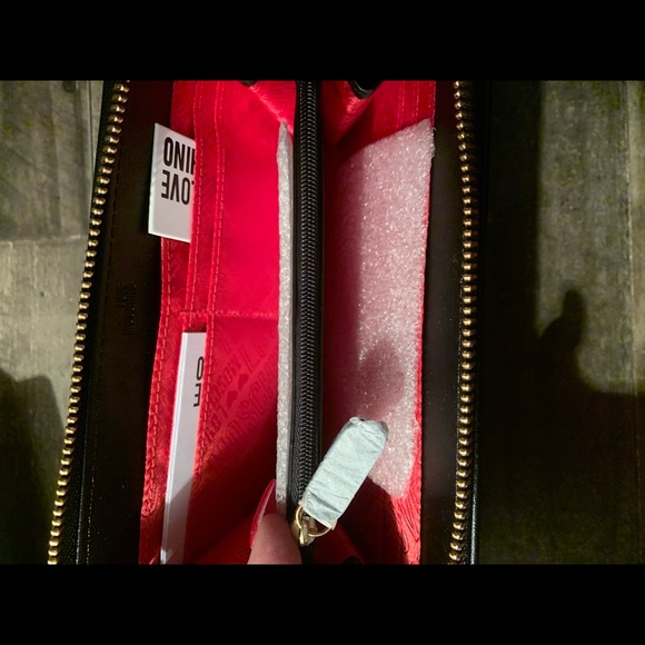 ❤️🖤❤️🖤Love Moschino wristlet wallet🖤❤️🖤❤️ - Picture 5 of 5